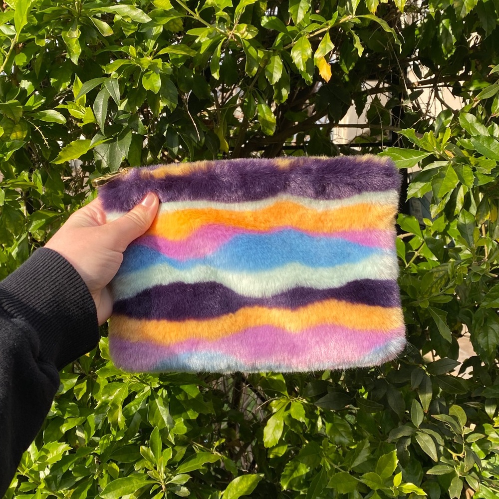 NWOT Ugg Medium Zip Mural Pouch